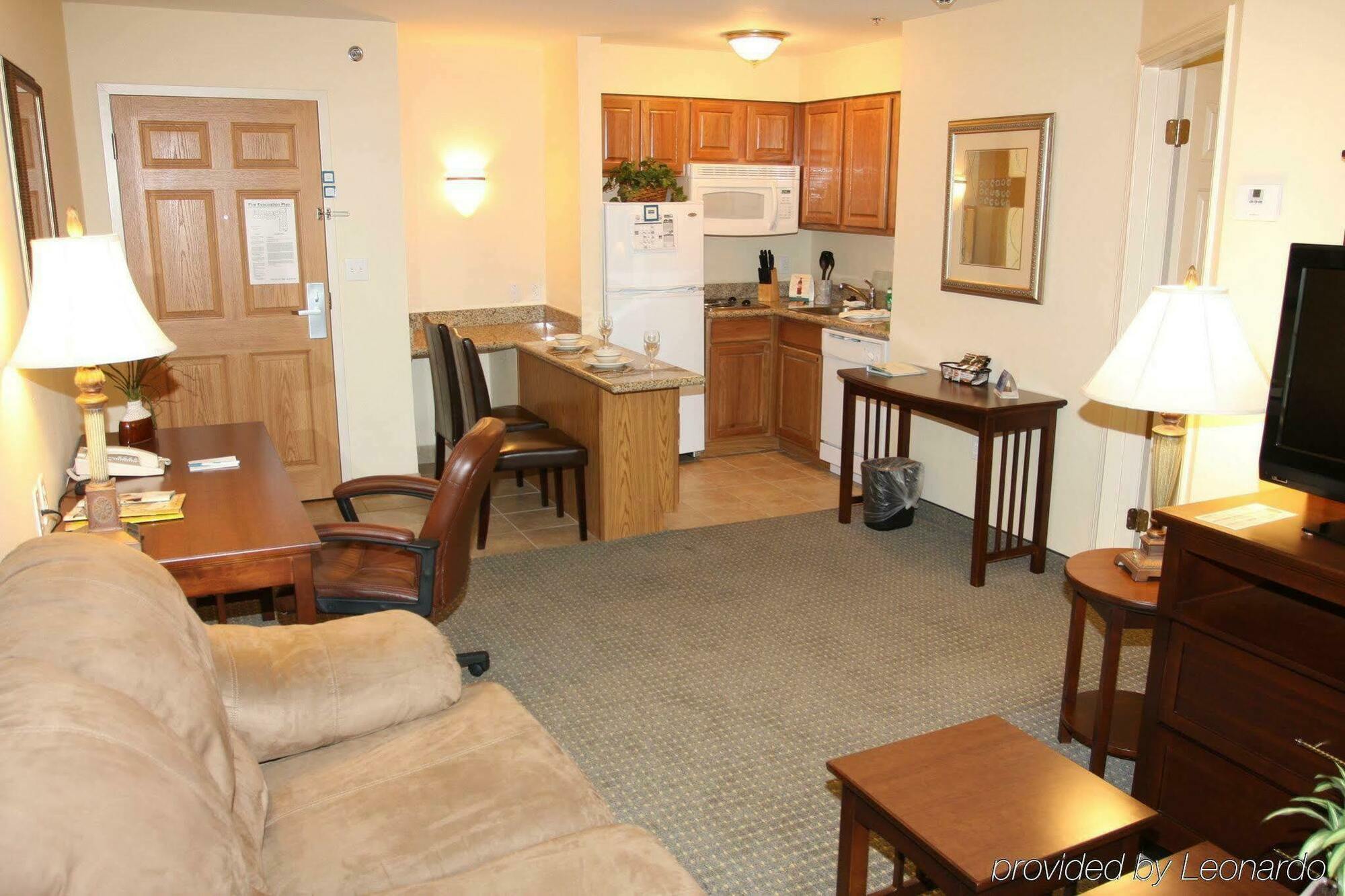 ステイブリッジ スイーツ ムカレン ホテル マッカレン 部屋 写真
